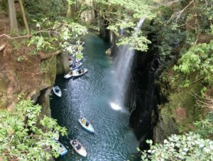 travel-takachiho-valley-boat